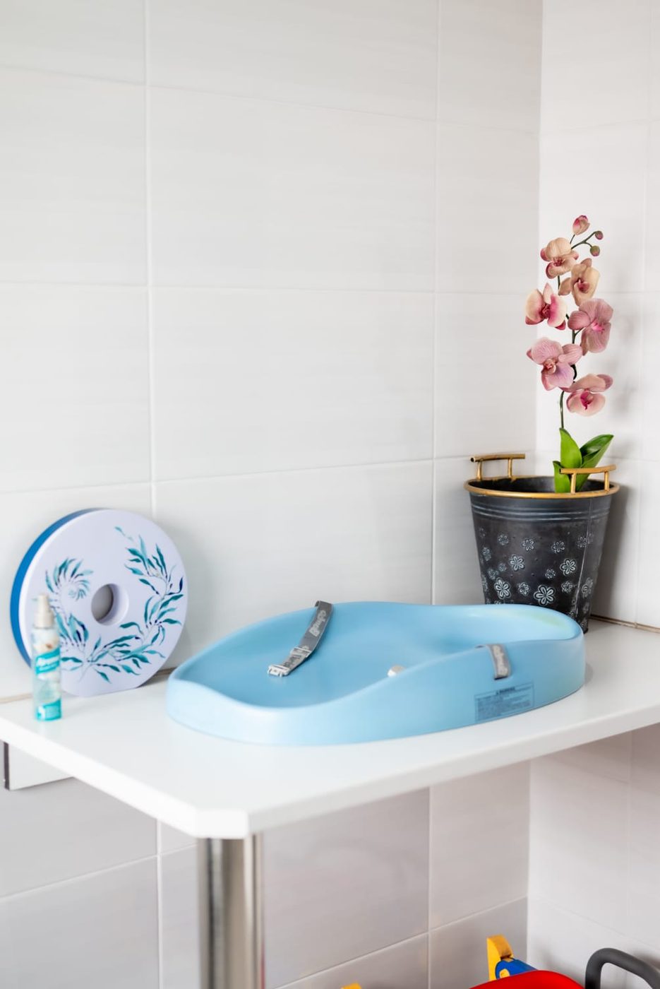 Die bababad in die badkamer · The baby bath in the bathroom