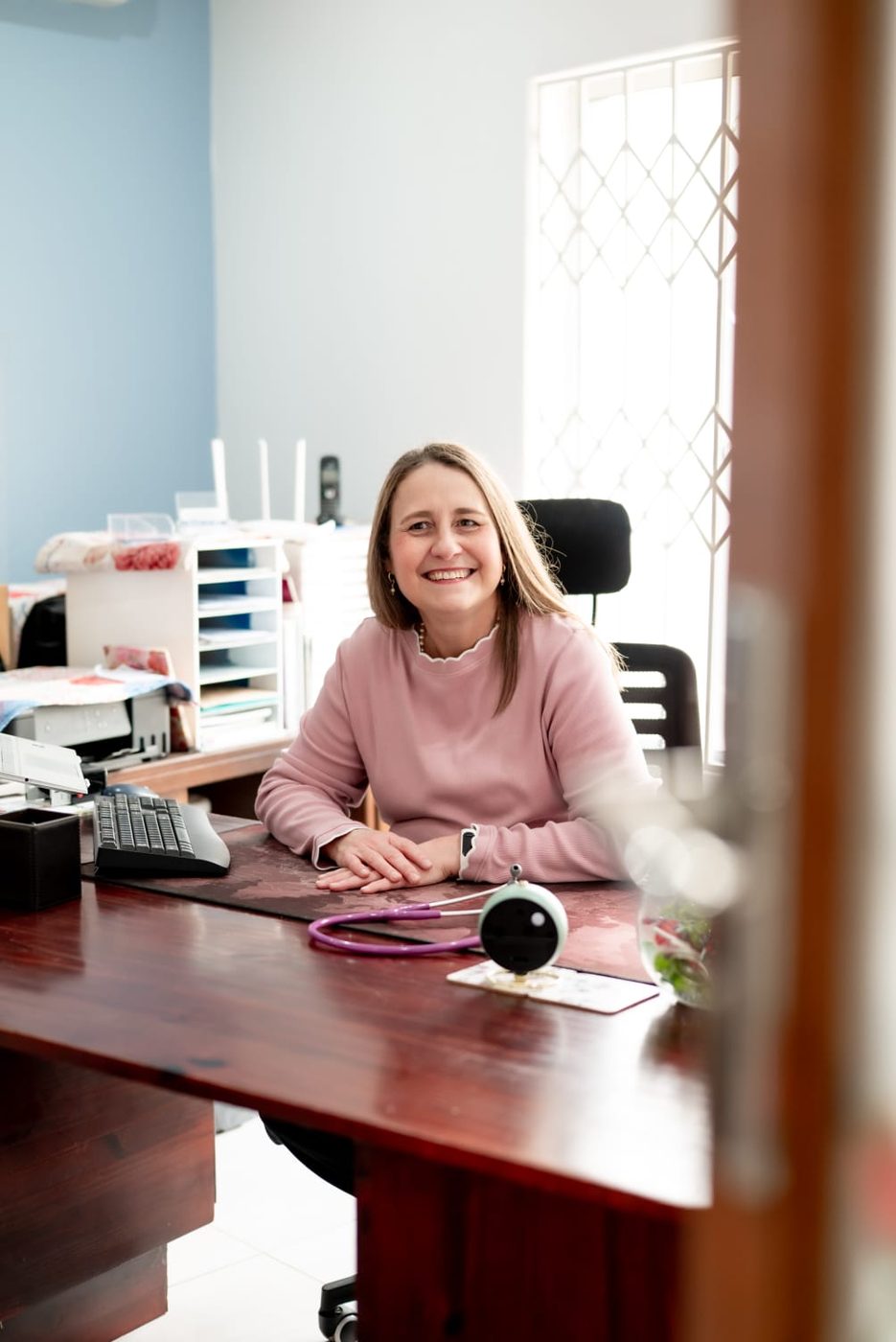 Dr Elmari van den Heever in haar spreekkamer · Dr Elmari van den Heever in her consulting room