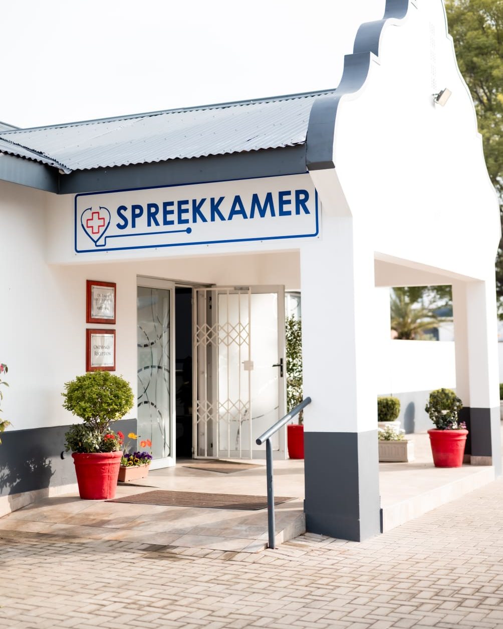 Die ingang met die Spreekkamer-bord · The entrance with the Spreekkamer sign