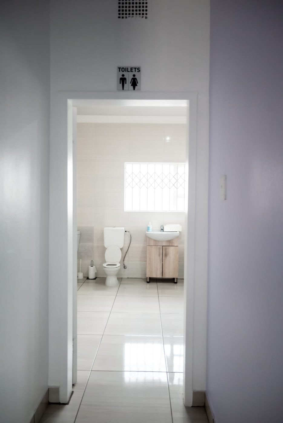 Die deur na die toilette · The doorway to the toilets